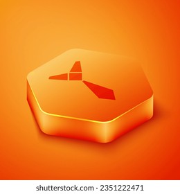 Isometric Tie icono aislado en el fondo naranja. Símbolo de corbata y manto de cuello. Botón hexágono naranja. Vector
