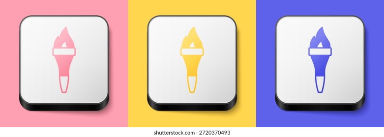Ícone de chama isométrica tocha isolada em fundo rosa, amarelo e azul. Fogo de símbolo quente, energia de chama, chamas e calor. Botão quadrado. Vetor