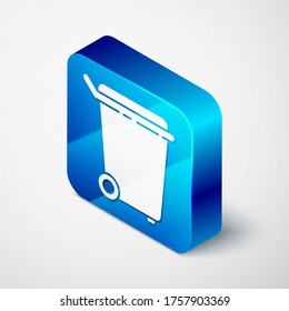 La barra diagonal isométrica puede aislarse en el fondo gris. Signo de basurero. Icono de la canasta de reciclaje. Icono de papelera. Botón cuadrado azul. Ilustración vectorial