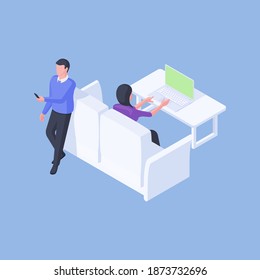 Isométrica ilustración vectorial del hombre moderno usando smartphone y inclinándose en el sofá cerca de la laptop de la mujer navegando sobre fondo azul brillante