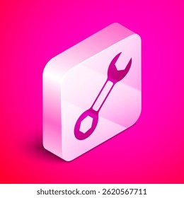 Icono de llave isométrica aislado sobre fondo rosa. Botón cuadrado plateado. Vector