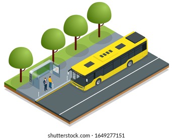 Isometrischer gelber Stadtbus an einer Bushaltestelle. Die Leute steigen in den Bus ein und aus dem Bus. Öffentliche Verkehrsmittel mit Fahrer und Personen.