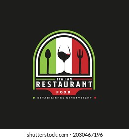 Logo del restaurante italiano de comida. Símbolo de la bandera italiana con iconos de Spoon, Fork y Wine Glass. Logotipo Premium y Luxury