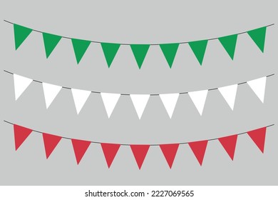 Italia, conjunto de tres guirnaldas de amarre, verdes, blancas y rojas, hilera de banderas triangulares para fiesta al aire libre, imagen vectorial de estilo inclinado, retro