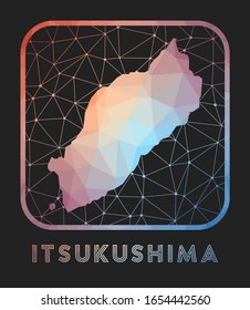 Diseño del mapa de Itsukushima. Mapa vectorial de baja polilla de la isla. Icono de Itsukushima en estilo geométrico. La forma de la isla con gradiente polgnal y malla en fondo oscuro.