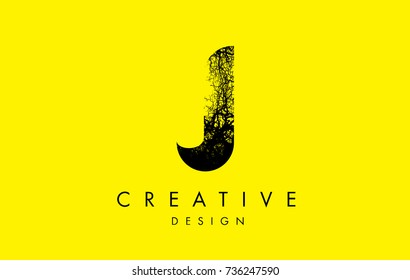 J Logo Letter Made From Black Tree Branches (Letra De Logotipo J Feita De Ramos De Árvore Preta). Projeto de carta de árvore com estilo criativo minimalista.