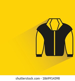 chaqueta con sombra de caída sobre fondo amarillo