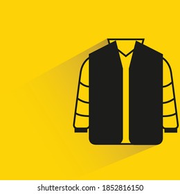 Jacke Pullover mit Schatten auf gelbem Hintergrund