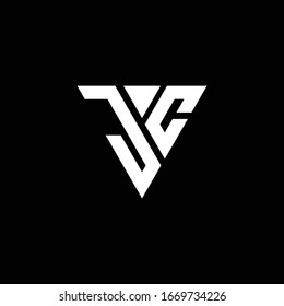 JC Monograma de la letra del logotipo con la plantilla de diseño de forma triangular aislada en fondo negro