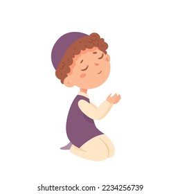 Niño judío rezando ilustración vectorial. Caricatura aisló a un niño religioso pequeño vestido con ropa étnica de Israel sentado de rodillas para rezar y pedirle a Dios, lindo y feliz personaje de oración meditando con las manos arriba