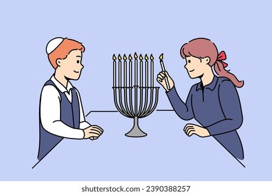 Niños judíos parados cerca de minora con velas ardiendo, preparándose para la tradicional fiesta hanukkah. Muchacho en kippa y muchacha de israel celebrando el inicio de hanukkah, mostrando compromiso con las tradiciones