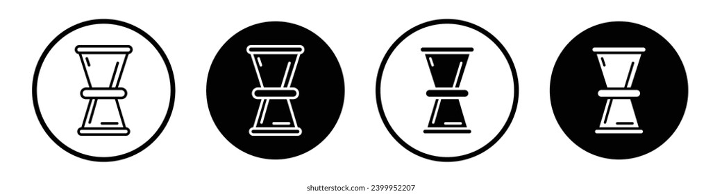 Juego de iconos de Jigger. símbolo vector de herramienta de agitador de cócteles. señal de la taza de acero de medición en un estilo relleno y delineado negro.