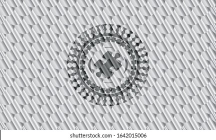 ícono de pieza de rompecabezas dentro del brillante emblema de plata. Patrón de escalas. Ilustración vectorial. Detallado.