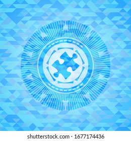 icono de la pieza de rompecabezas dentro del emblema de mosaico azul claro realista