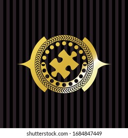 ícono de pieza de rompecabezas dentro de una insignia dorada brillante