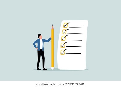 Lista de verificación de finalización de trabajo, Plan de revisión, estrategia comercial o lista de tareas para el concepto de responsabilidad y logro, el empresario se coloca con un lápiz después de completar todas las tareas en la lista de verificación.