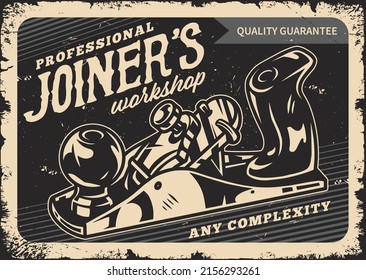 Herramienta de taller de carpintería sellado postal monocromo vintage con inscripción, plano jack antiguo utilizado para vestir tablas de madera sobre fondo de grifo, ilustración vectorial