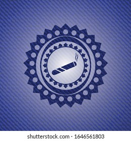 articulación, icono del cigarrillo dentro del emblema con textura de denim
