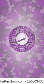 articulación, icono de cigarrillo dentro de la textura de camuflaje rosa y púrpura