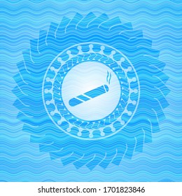 articulación, icono del cigarrillo dentro del emblema del agua azul cielo.
