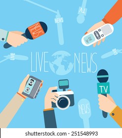 Concepto de periodismo ilustración vectorial en estilo plano.Concepto de reportaje en vivo, noticias en vivo, manos de periodistas con micrófonos, cámaras y grabadores de cinta.