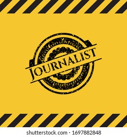 Journalist schwarzes Grunge Emblem in gelbem Warnschild. Vektorillustration Illustration. Detaillierte Angaben.