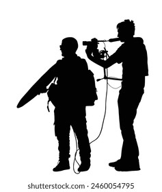 Journalist News Reporter Interview Kamerateam Vektorgrafik Silhouette Illustration isoliert. Kameramann mit Licht, Sound Assistant Backup auf TV-Moderator. Journey Reporter interviewt die Öffentlichkeit.