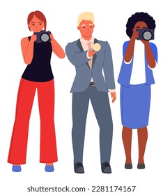 Periodistas e ilustraciones vectoriales del equipo de fotógrafos. Canales de noticias y estaciones de radio que los trabajadores entrevistan a personas aisladas con antecedentes blancos. Medios de comunicación masivos