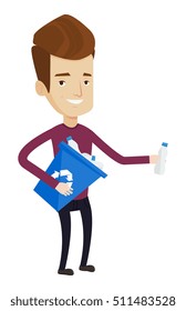 Un hombre alegre con papelera de reciclaje recogiendo a mano botellas plásticas usadas. Hombre recolectando basura en la papelera de reciclaje. Concepto de reciclado de desechos. Ilustración de diseño plana vectorial aislada en fondo blanco.