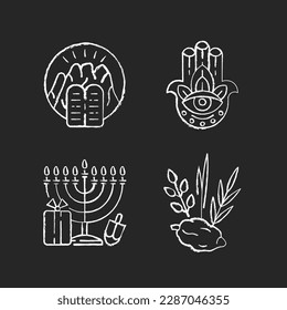 Las creencias del judaísmo marcan los iconos blancos sobre el fondo negro. Comprimidos de piedra. Hamsa Hand. Menorah de nueve ramas. Cuatro especies. Diez mandamientos en el Monte Sinaí. Ilustraciones de pizarra vectorial aisladas