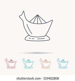 Juicer icon. Squeezer sign. Kitchen electric tool symbol. Linear icons on white background. Vector