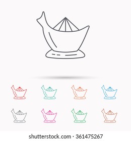 Juicer icon. Squeezer sign. Kitchen electric tool symbol. Linear icons on white background.
