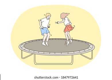 Jumping Kinder, Kindheit, lustiges Konzept. Happy Junge Mädchen Bruder Schwester Kinder Freunde bouncen auf Trampolin auf dem Spielplatz zusammen. Sommerliche Freizeitaktivitäten an Wochenenden Feriengrafik.