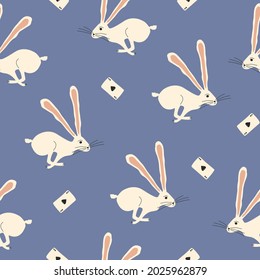 Springen weißer Kaninchen mit langen Ohren und Spielkarte auf blauem Hintergrund. Fantastische Hasen mit Aschen von Pik handgezeichnet Vektorgrafik. Beleuchtet in Wunderland nahtloses Muster.