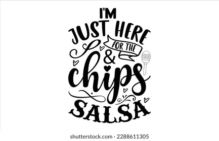 Estoy aquí por el diseño de camisetas de la tipografía y chips de salsa- Cinco de Mayo SVG, ilustración vectorial de caligrafía hecha a mano, frase con letras dibujadas a mano aislada en fondo blanco, tarjeta de saludo