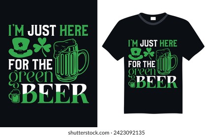 Estoy Acá para la cerveza verde - Diseño de camisetas en el Día de San Patricio, frase con letras dibujadas a mano, aislada en fondo negro, para el diseño de postales, tazas, tarjetas, afiches.