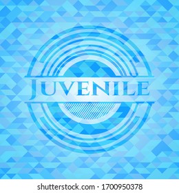 Emblema azul cielo juvenil con fondo de mosaico triangular