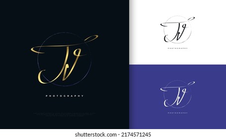 Diseño del logotipo de firma inicial JV con estilo de escritura a mano de oro elegante y minimalista. Diseño inicial de logotipo J y V para matrimonio, moda, joyería, boutique y marca de negocios