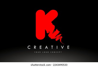 Logotipo de la carta cepillada K. Diseño de letras de pincel rojo con diseño de pincel artístico.