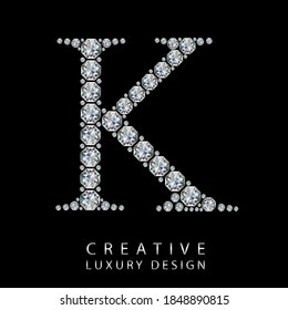 K Diamantbrief, Vektorgrafik. Weißes Edelsteinlogo für Ihr Luxusgeschäft, Ihr Casino, Ihren Schmuck oder Ihre Website. Oberer Brief mit vielen funkelnden Diamanten einzeln auf schwarzem Hintergrund.