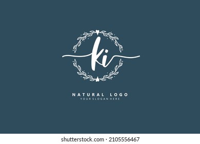 Logo de K I KI, escritura manuscrita inicial o manuscrita para la identidad. Logo con firma y estilo dibujado a mano.