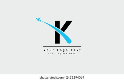 K carta de viaje aéreo y logotipo de tour, letras combinadas a y aviones en el exclusivo diseño de vectores de Air Plane Company. letra k Icono de viaje del logotipo del avión de la aerolínea. Aeronáutica Mundial