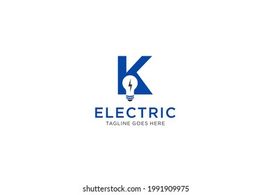K Letter Logo-Design mit Glühbirne und Blitzbolzen. Elektrischer Bolzbrief.