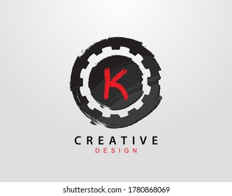 Logotipo de la letra K con elemento Gear y Circle Grunge. Plantilla de diseño del logotipo del engranaje retro.