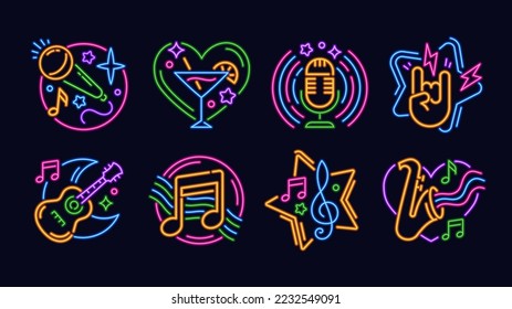 Juego de iconos de neón de evento de barra de karaoke. Logotipos brillantes o signos de discoteca con micrófono, guitarra, saxofón, cóctel y melodía. Fiesta musical. Colección vectorial plana de dibujos animados aislada en fondo negro