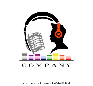 Karaoke music club, bar, audio record studio vector logo with microphone on vintage. eps 10