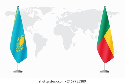 Kasachstan und Benin Flaggen für offizielle Sitzung vor dem Hintergrund der Weltkarte.