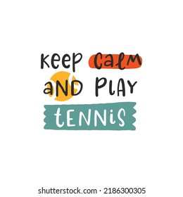 Mantente tranquilo y juega al tenis. Citas de tenis, с juego de letras dibujadas a mano con emblema. Credos positivos con elementos deportivos, raquetas de tenis, pelotas y gorro. Ilustración del vector