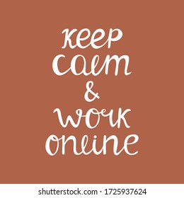 Bleiben Sie ruhig und arbeiten Sie online. Quarantäne Zitat. Handgezeichnete Typografie. Weißes Zitat auf Terrakotta Hintergrund. Vector Stock Illustration.