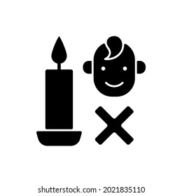 Mantener a los niños alejados de las velas, icono de etiqueta manual de glifos negros. Supervisión de bebé. Contaminantes dañinos. Símbolo de silueta en el espacio blanco. Ilustración aislada de vectores para instrucciones de uso de productos